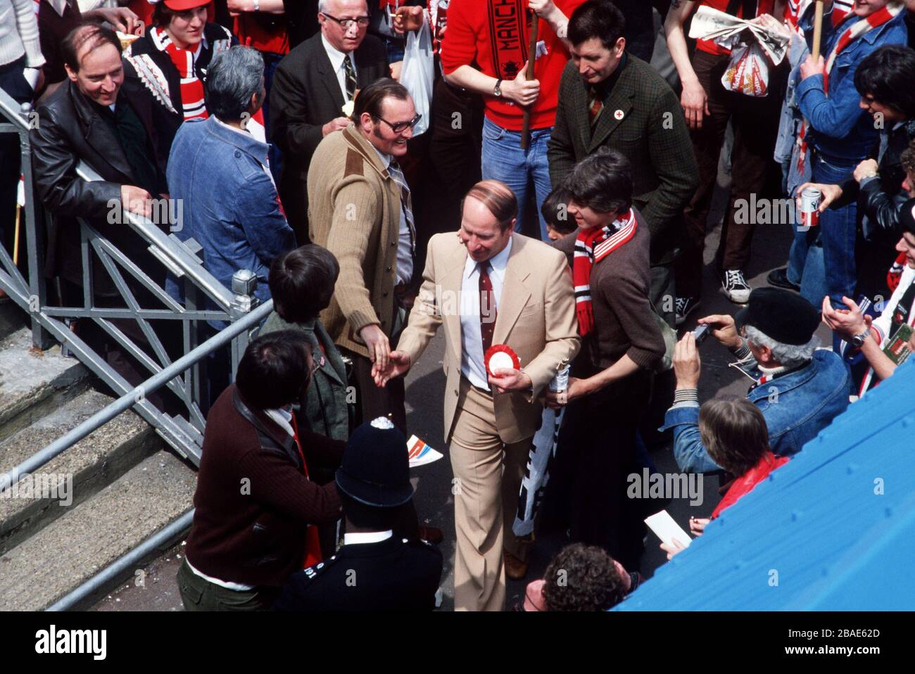 Bobby Charlton arrive à la finale de la FA Cup Banque D'Images