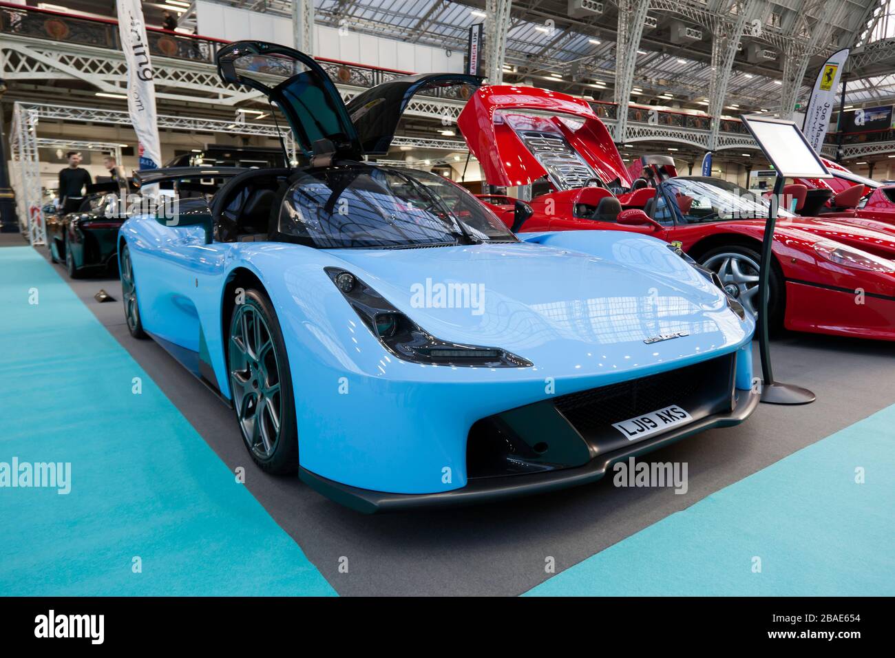 Vue des trois quarts avant d'a Blue, 2019, Dallara Stradale sur le stand Joe Macari, du London Classic car Show 2020 Banque D'Images