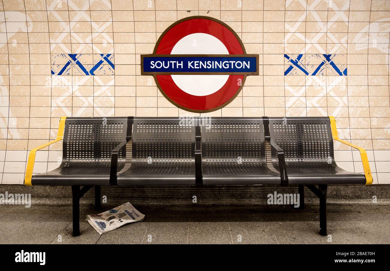 Station de métro South Kensington, Londres. Le panneau rond-point du métro de Londres pour le quartier ouest de Londres connu pour ses musées et ses jardins. Banque D'Images