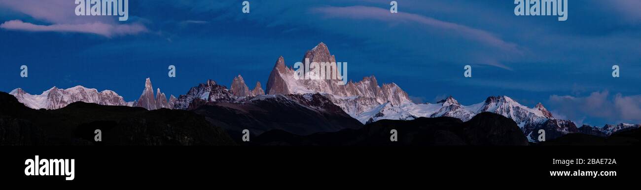 Une photo panoramique du lever du soleil sur le mont Fitzroy à El Chalten, en Patagonie du Sud, en Argentine Banque D'Images