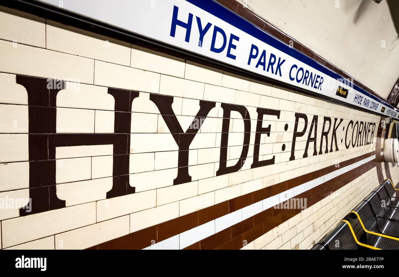 Panneau de métro Hyde Park Corner. Les carreaux originaux du métro Piccadilly Line desservent les quartiers aisés de Mayfair, Park Lane et Kensington. Banque D'Images