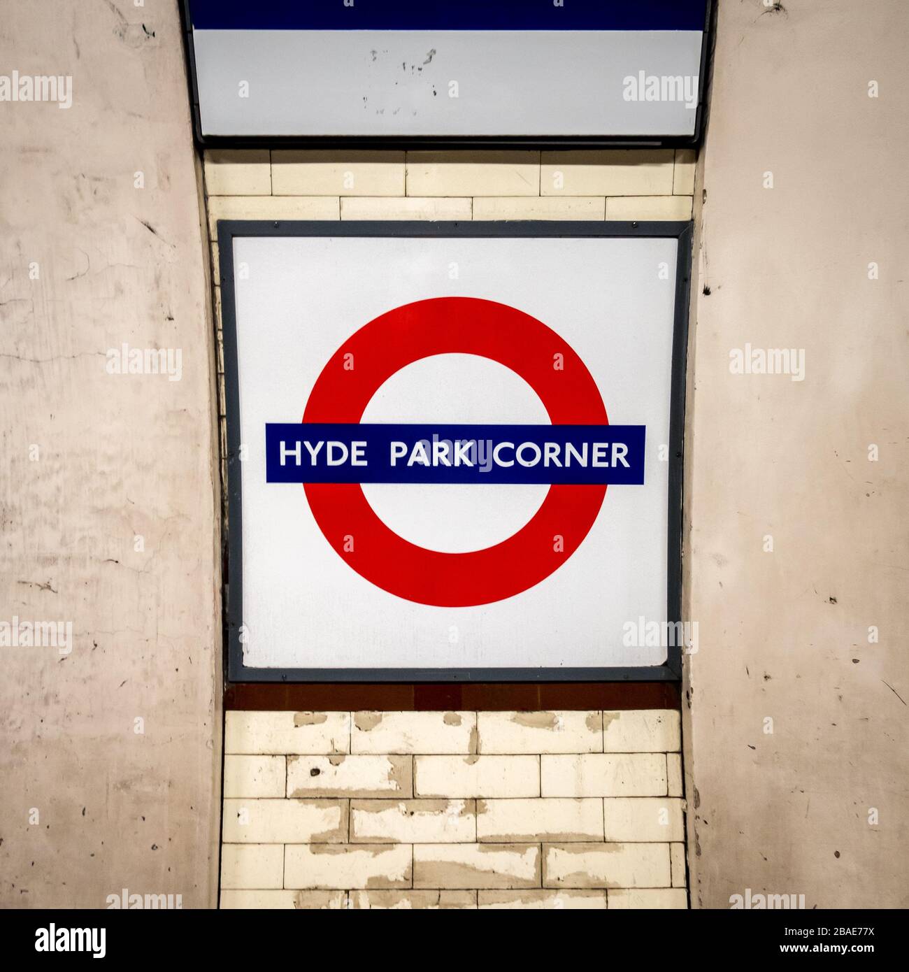 Station de métro Hyde Park Corner. Panneau rond de métro londonien pour la gare sur la ligne Piccadilly desservant les quartiers Mayfair et Park Lane. Banque D'Images
