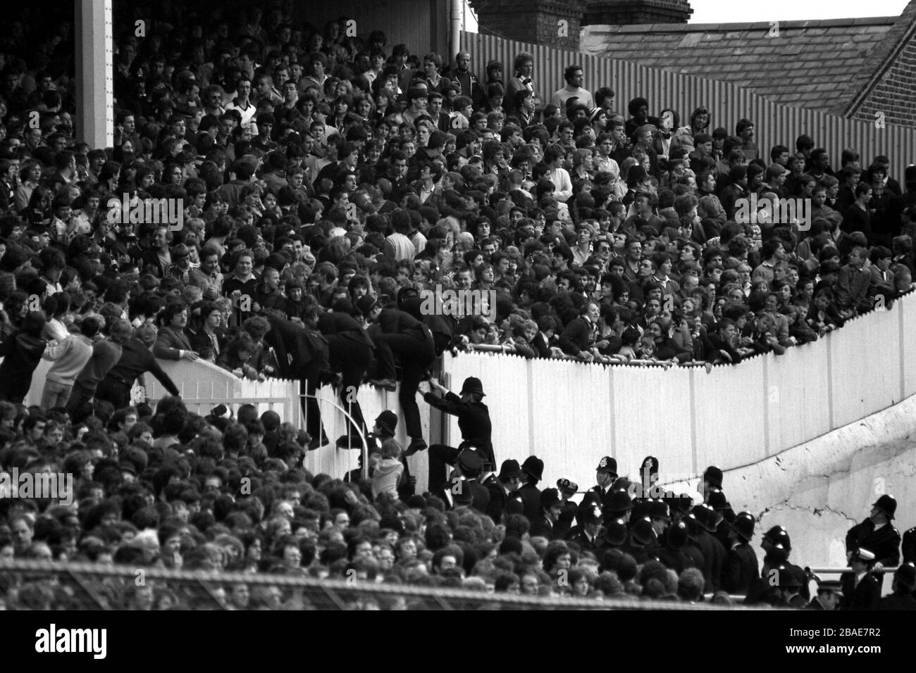 Les policiers montent sur une clôture dans la foule pour garder un œil sur les fans de Tottenham Hotspur Banque D'Images