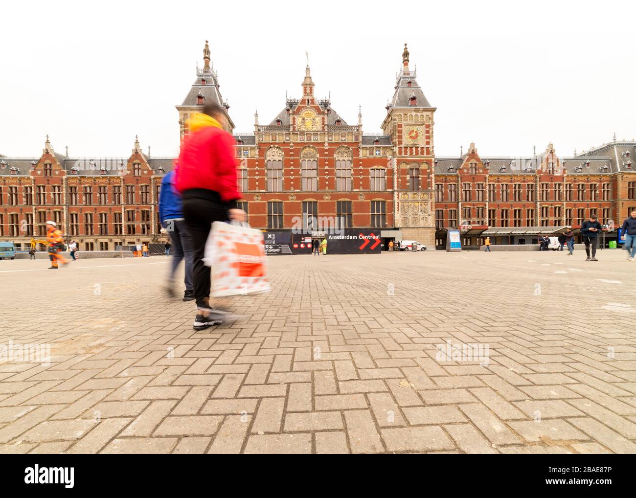 Gare centrale d'Amsterdam pendant une journée de travail normale Banque D'Images