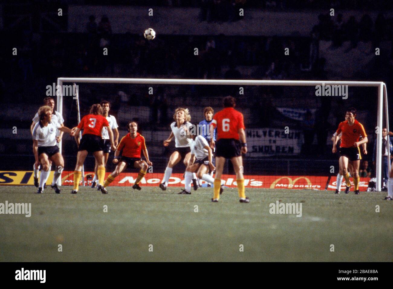 Horst Hrubesch (l), Karl-Heinz Rummenigge (deuxième l), Hansi Muller (quatrième l) et Bernd Schuster (sixième l) d'Allemagne de l'Ouest tentent de se dégager de Luc Millecamps (troisième l) et de Fried van Moer (cinquième l) Banque D'Images