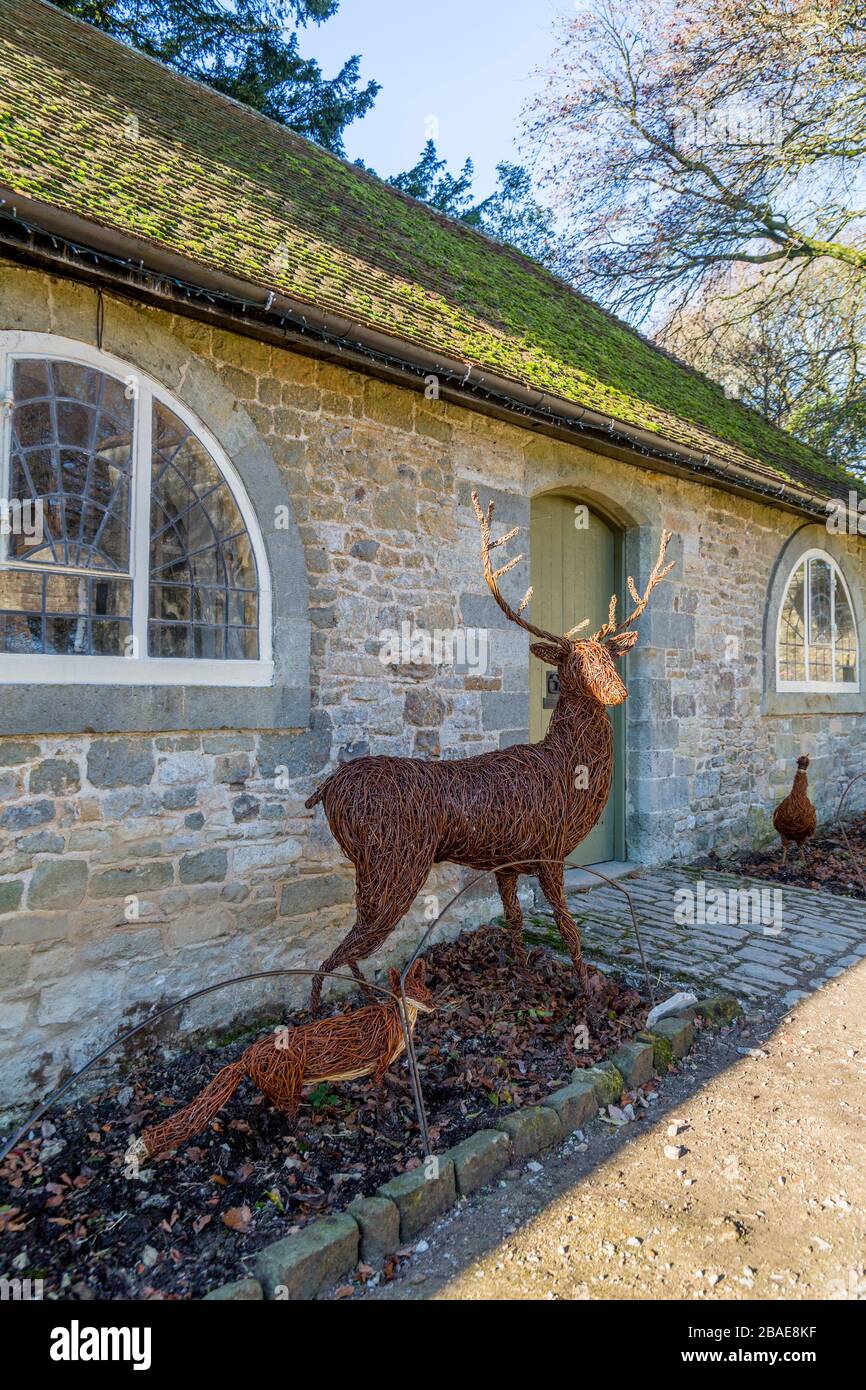 Sculptures réalistes de saules d'un cerf et d'un renard dans la cour stable de Stourhead House, Wiltshire, Angleterre, Royaume-Uni Banque D'Images