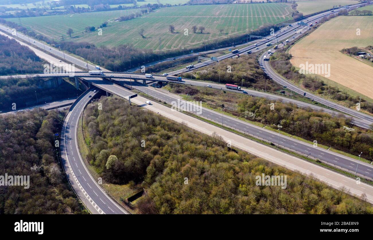 La jonction de l'autoroute M25/M1 près de St Albans dans le Hertfordshire, qui rejoint deux des autoroutes les plus fréquentées de Britan, montre moins de circulation que la normale avant les vacances scolaires de Pâques alors que le Royaume-Uni continue de se verrouiller pour aider à freiner la propagation du coronavirus. Banque D'Images