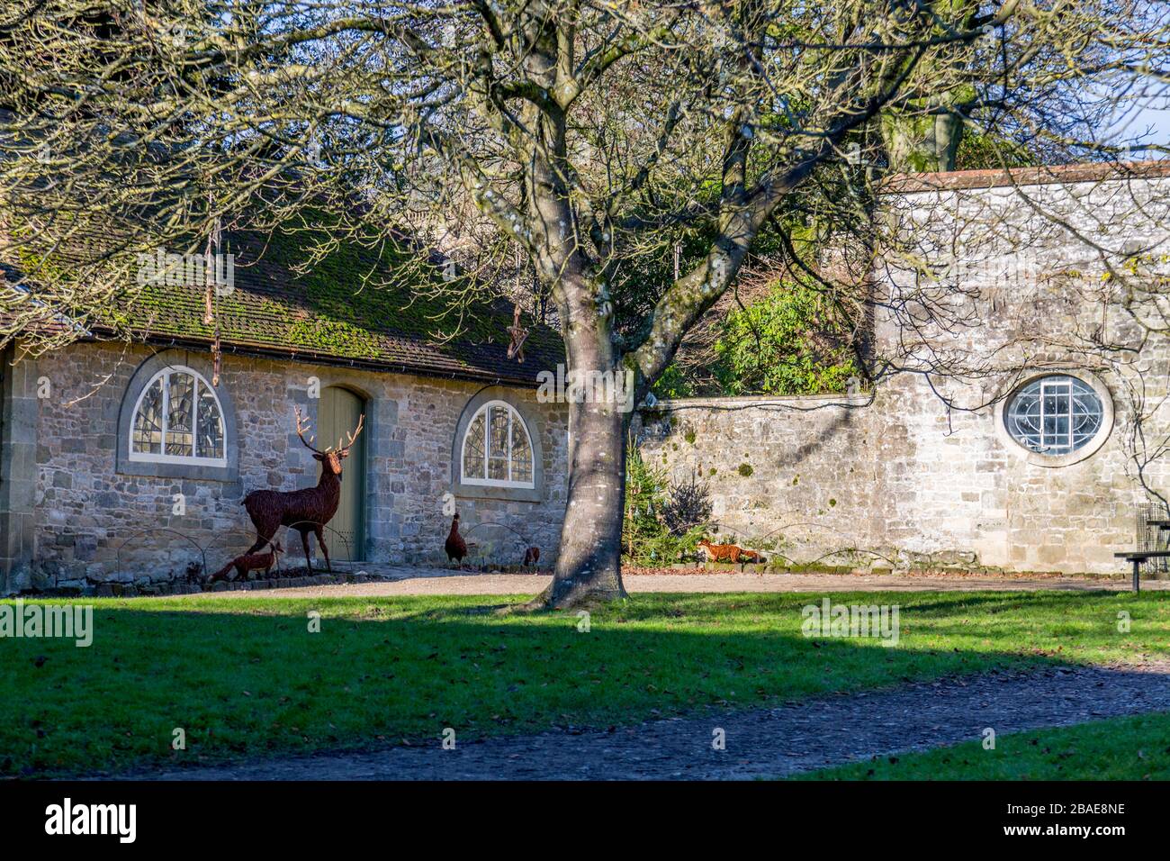 Sculptures réalistes de saules d'un cerf rouge et d'un renard dans la cour stable de Stourhead House; Wiltshire; Angleterre; Royaume-Uni Banque D'Images