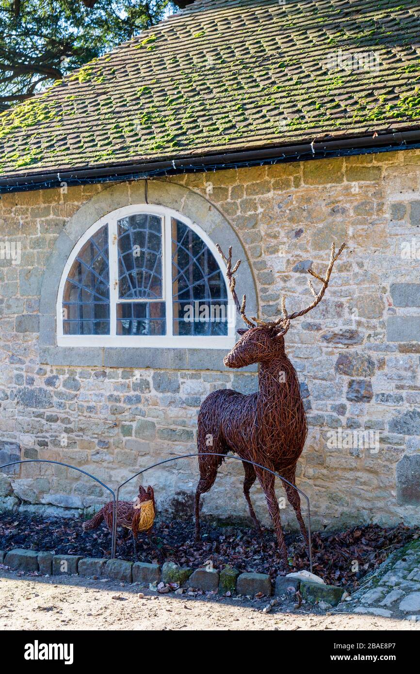 Sculptures réalistes de saules d'un cerf rouge et d'un renard dans la cour stable de Stourhead House; Wiltshire; Angleterre; Royaume-Uni Banque D'Images