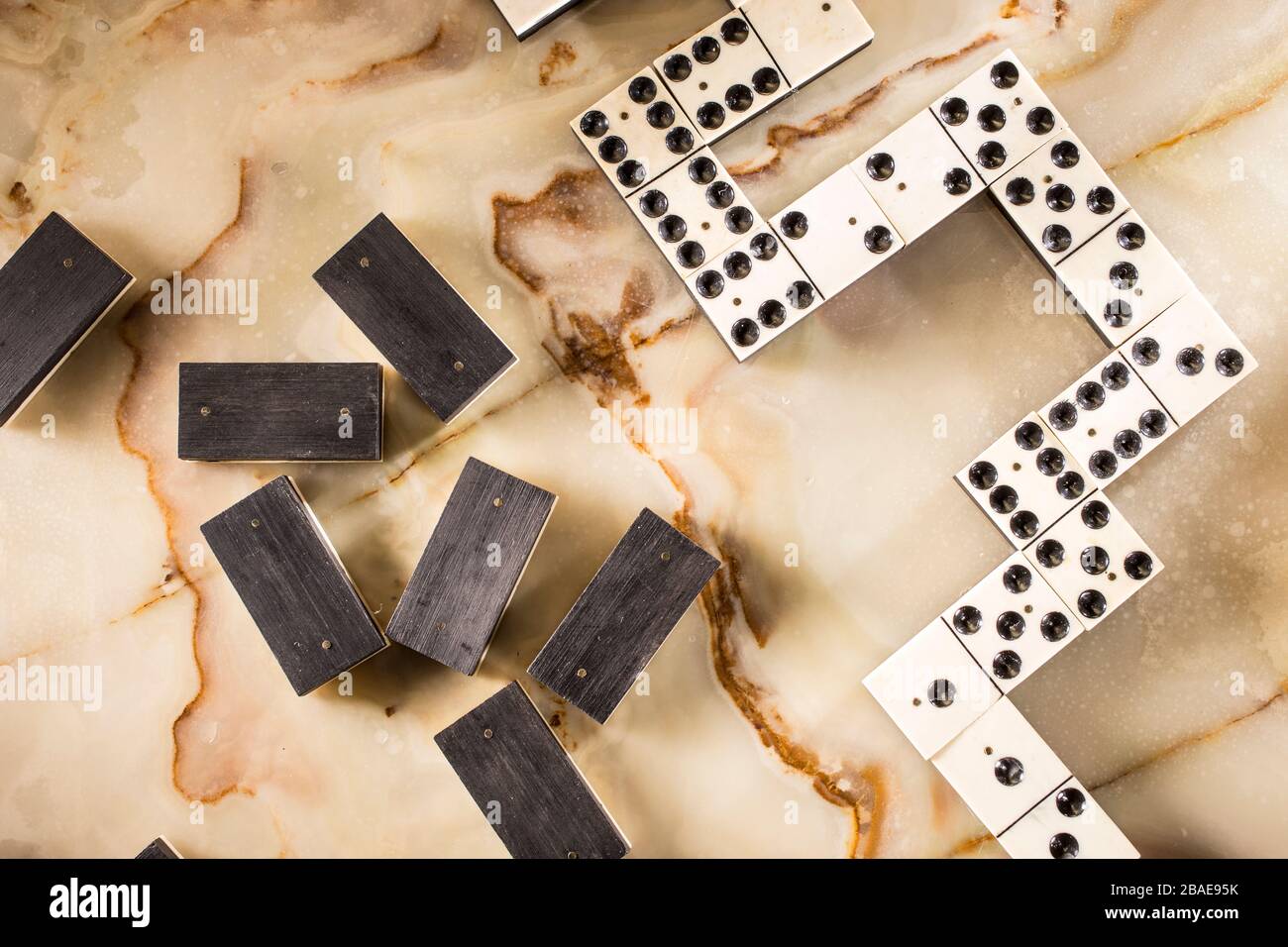 Domino comme concept abstrait. Magnifique domino ancien installé sur un échiquier en marbre. Banque D'Images