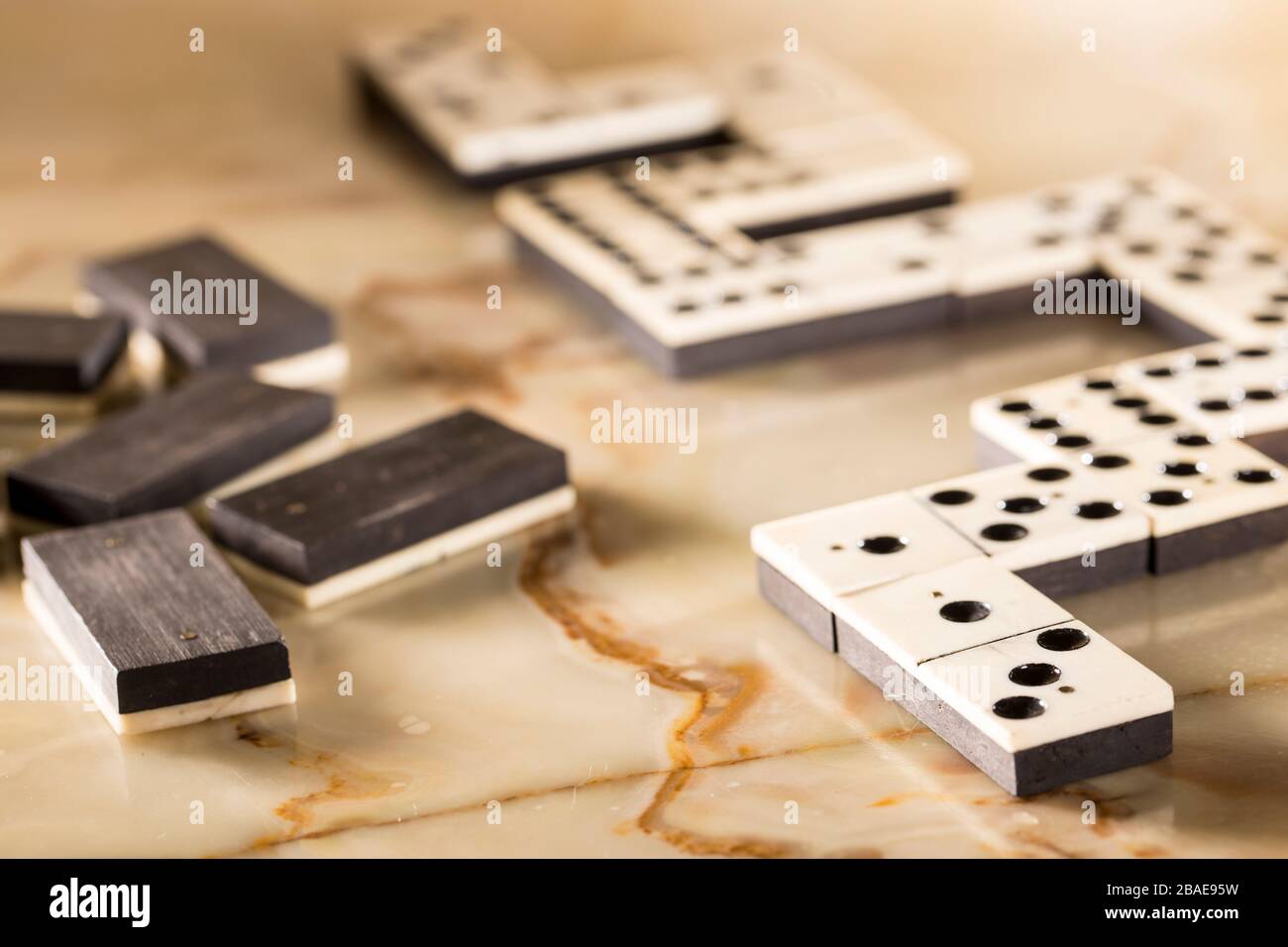 Domino comme concept abstrait. Magnifique domino ancien installé sur un échiquier en marbre. Banque D'Images