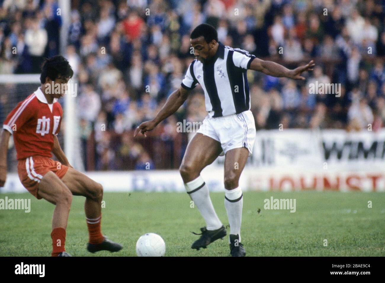 Cyrille Regis en action pour West Bromwich Albion contre la Chine. Banque D'Images