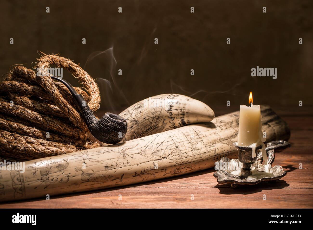 Stlll vie de la mer du XIXe siècle voyage avec une gravure sur une brosse  de morse, corde, pipe à fumer et bougie brûlante Photo Stock - Alamy