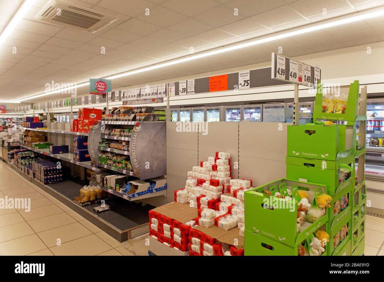 Vider les étagères à farina et à nouilles dans un supermarché allemand en raison de la covid 19 pandémie en mars 2020, Karlsruhe, Allemagne Banque D'Images