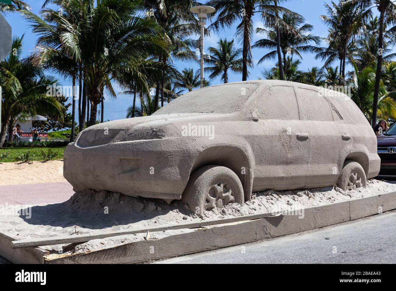 Vue latérale d'une voiture de sable grandeur nature dans un bac à sable, South Beach, Miami Beach, Floride, États-Unis. Banque D'Images
