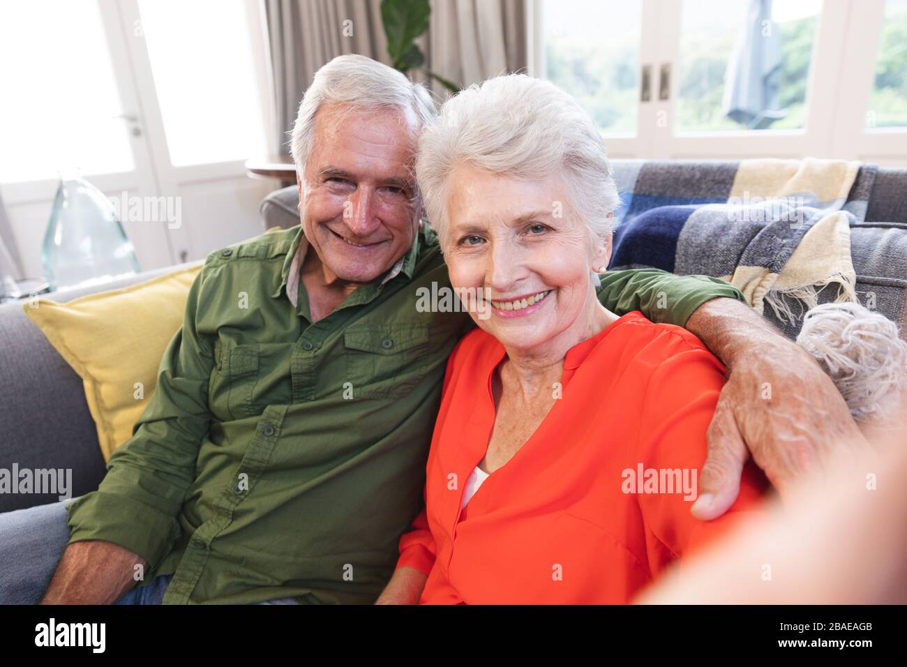 Couple senior distanciation sociale à la maison pendant le verrouillage de quarantaine Banque D'Images