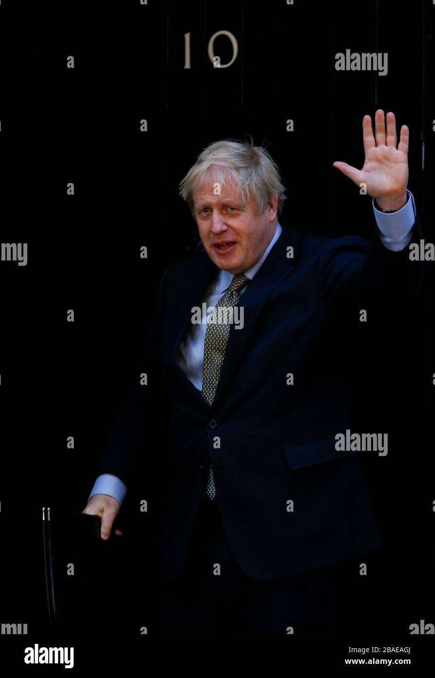 (200327) -- LONDRES, 27 mars 2020 (Xinhua) -- photo du dossier prise le 13 décembre 2019 montre que le Premier ministre britannique Boris Johnson pose au 10 Downing Street après son discours à Londres, Grande-Bretagne. Le cabinet du Premier ministre britannique a déclaré vendredi que le Premier ministre Boris Johnson avait testé un coronavirus positif. (Xinhua/Han Yan) Banque D'Images