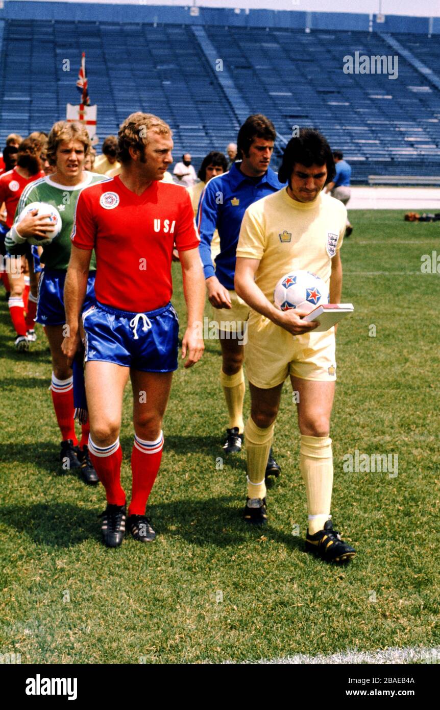 Les deux capitaines, Bobby Moore de Team America (à gauche) et Gerry Francis d'Angleterre (à droite), dirigent leurs équipes vers le John F Kennedy Stadium à Philadelphie Banque D'Images