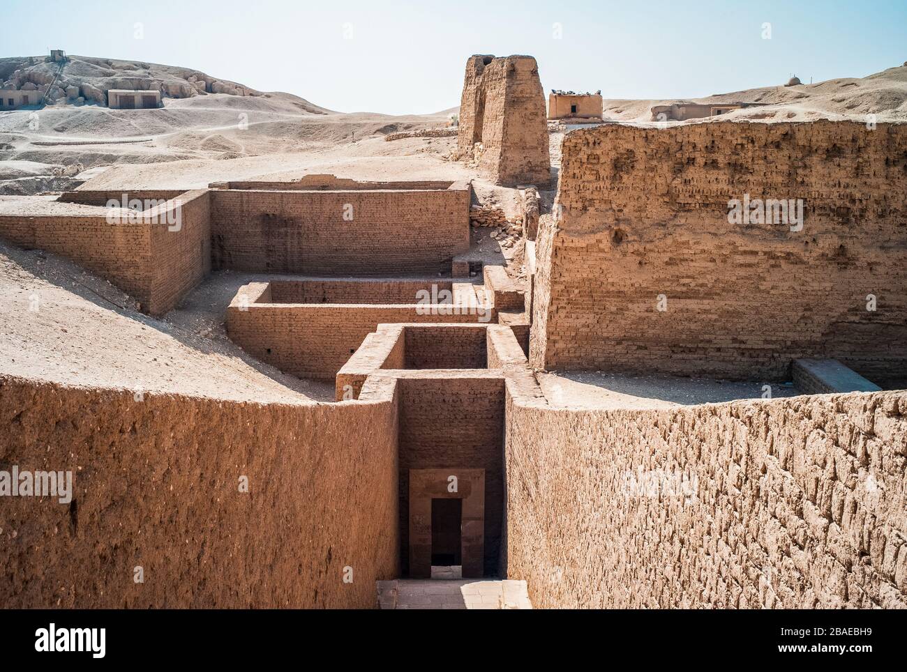 Extérieur de la tombe de Pabasa TT 279 entrée dans les tombes des Nobles de la nécropole d'El Asasif, Louxor, Egypte avec couloir et Pylon Banque D'Images