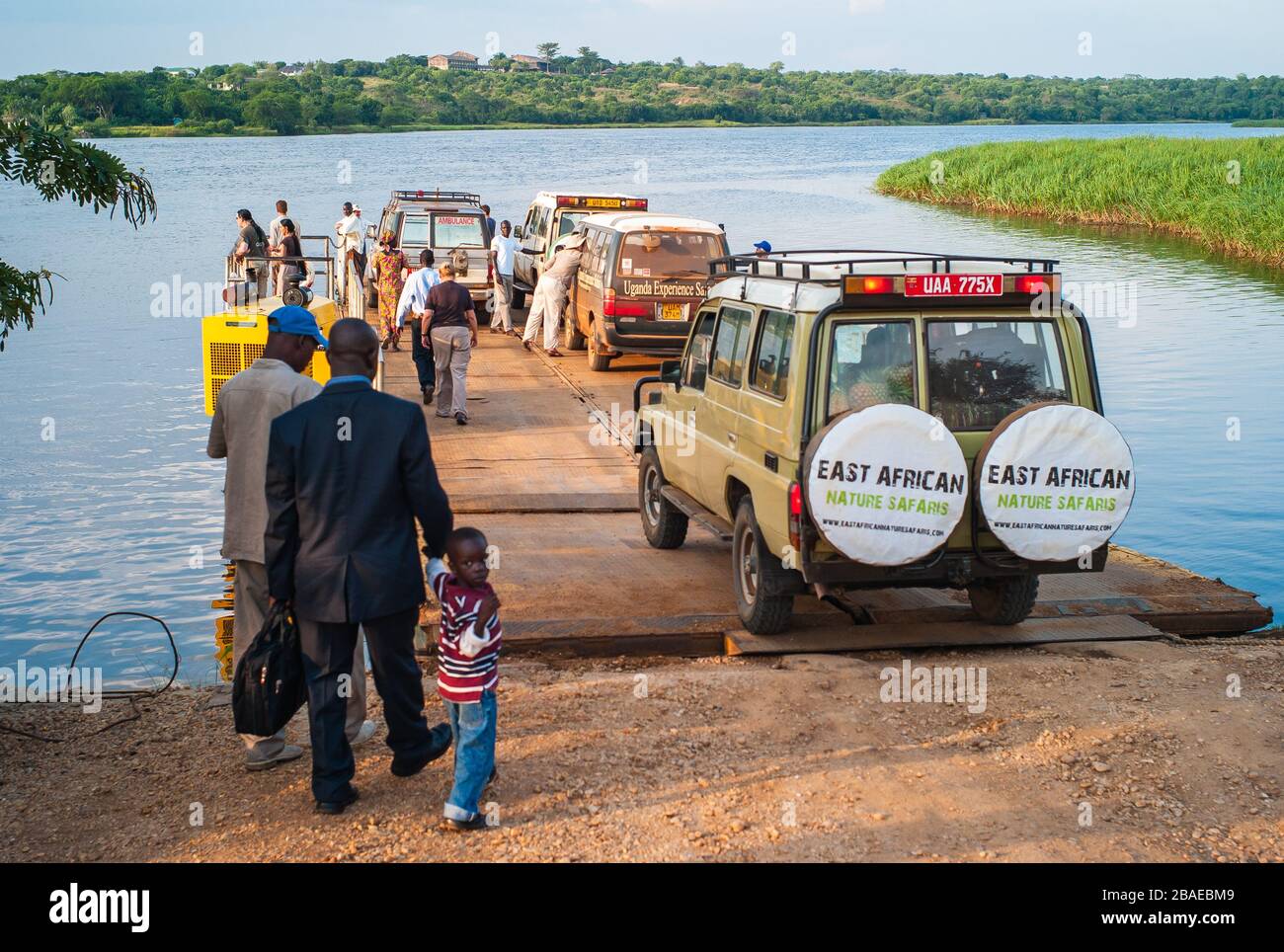 Terminal de ferry de Paraa, Ouganda - 17 juillet 2011 : terminal de ferry de Paraa ou de Parra pour véhicules traversant le Nil Victoria dans le parc national de Murchison Falls, Ouganda, Afrique. Banque D'Images