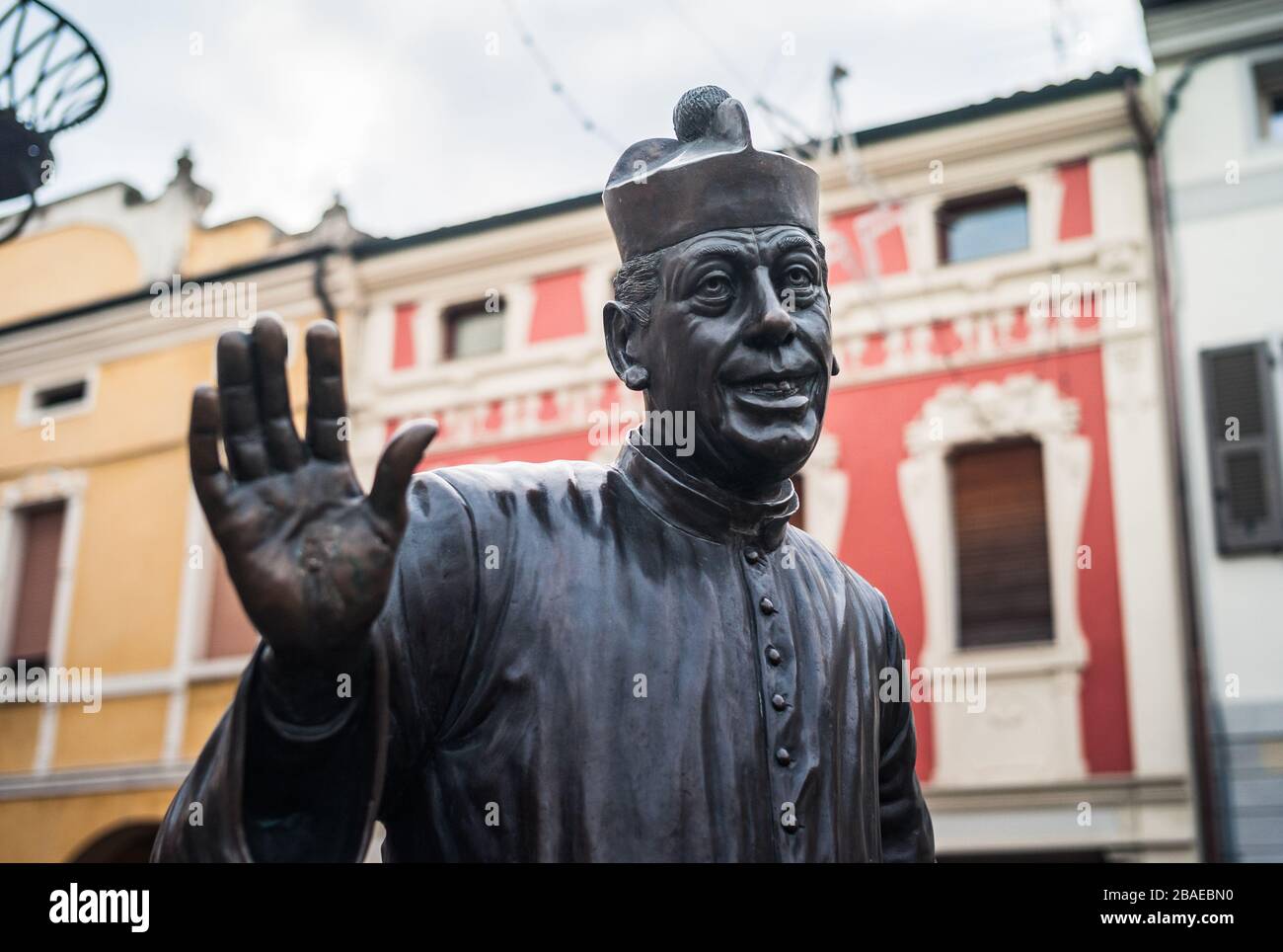 Brescello, Italie - 1er janvier 2014 : statue de bronze de Don Camillo à Brescello, un célèbre personnage de cinéma basé sur les livres de Giovannino Guareschi. Banque D'Images