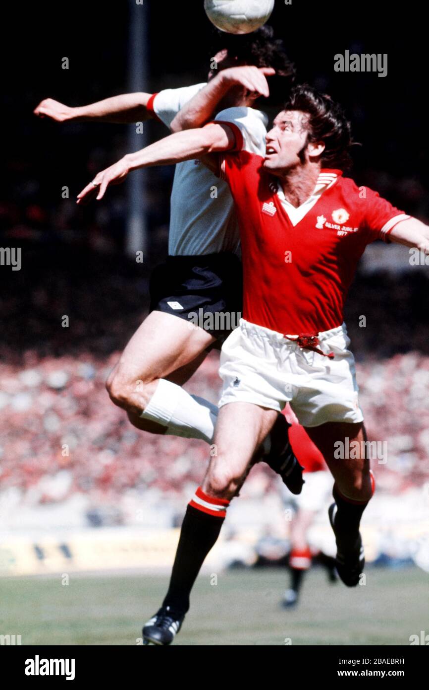 Kevin Keegan (l) de Liverpool bat Martin Buchan (r) de Manchester United en tête Banque D'Images