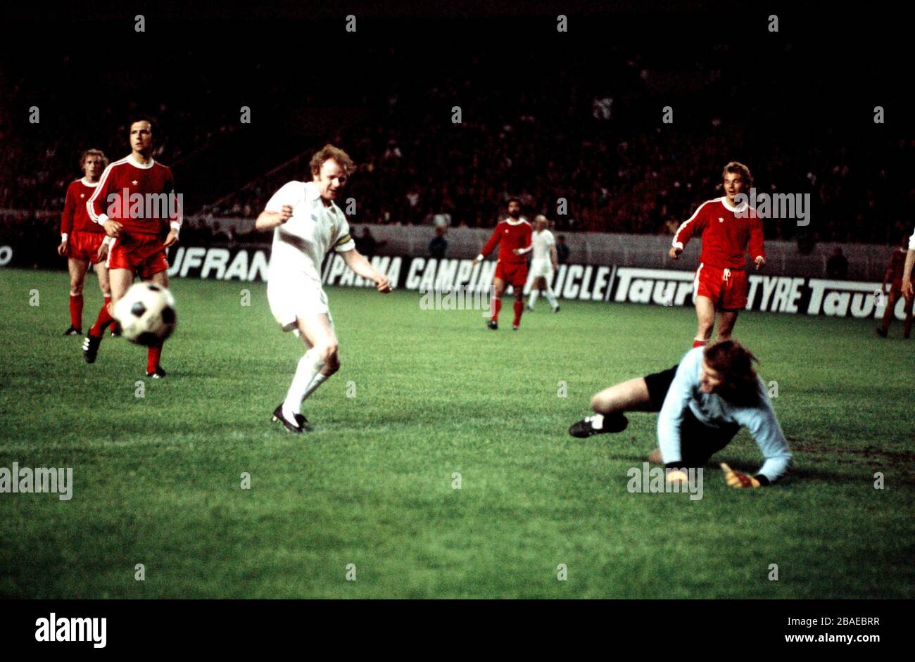 Le gardien de but du Bayern Munich, Sepp Maier (r), économise du Billy Bremner (l) de Leeds United Banque D'Images