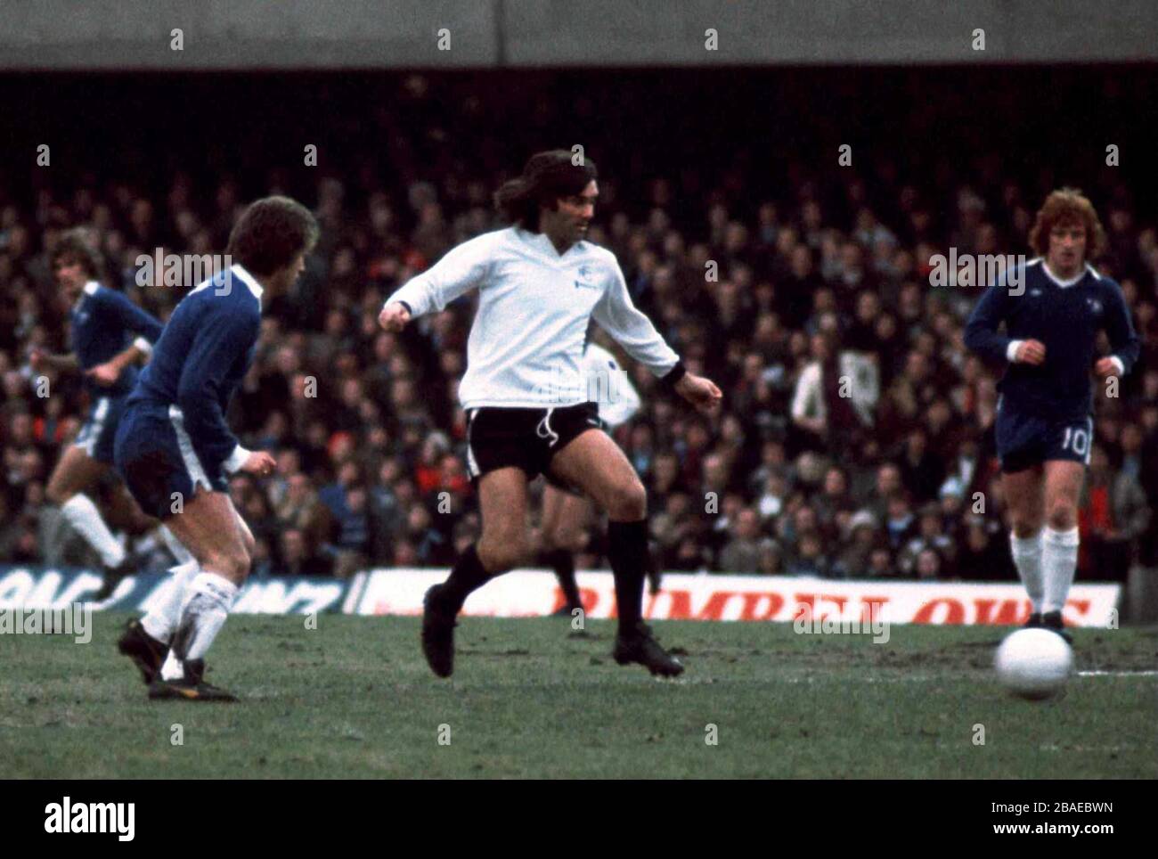 Le George Best de Fulham se situe entre Ian Britton de Chelsea et Ray Lewington Banque D'Images