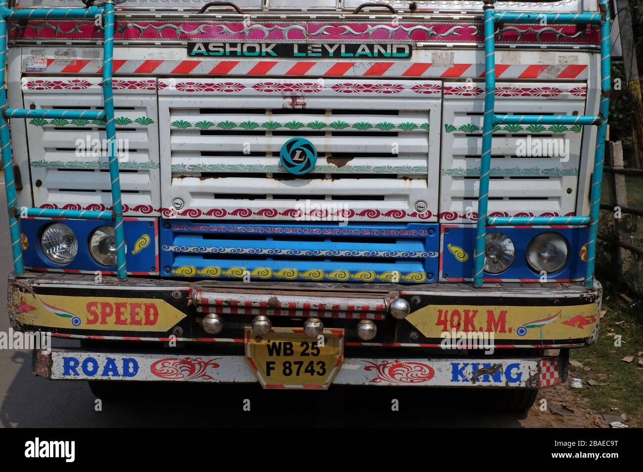 Chariot typique, coloré et décoré à Kumrokhali, Bengale occidental, Inde Banque D'Images