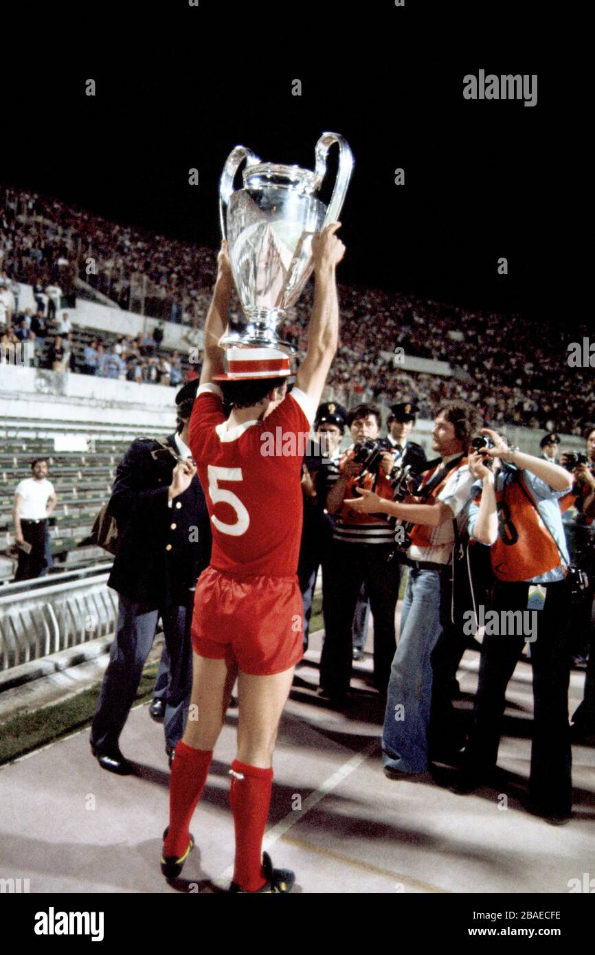 Ray Kennedy de Liverpool pose avec la coupe d'Europe pour les photographes à la suite de la victoire de 3-1 de son équipe Banque D'Images