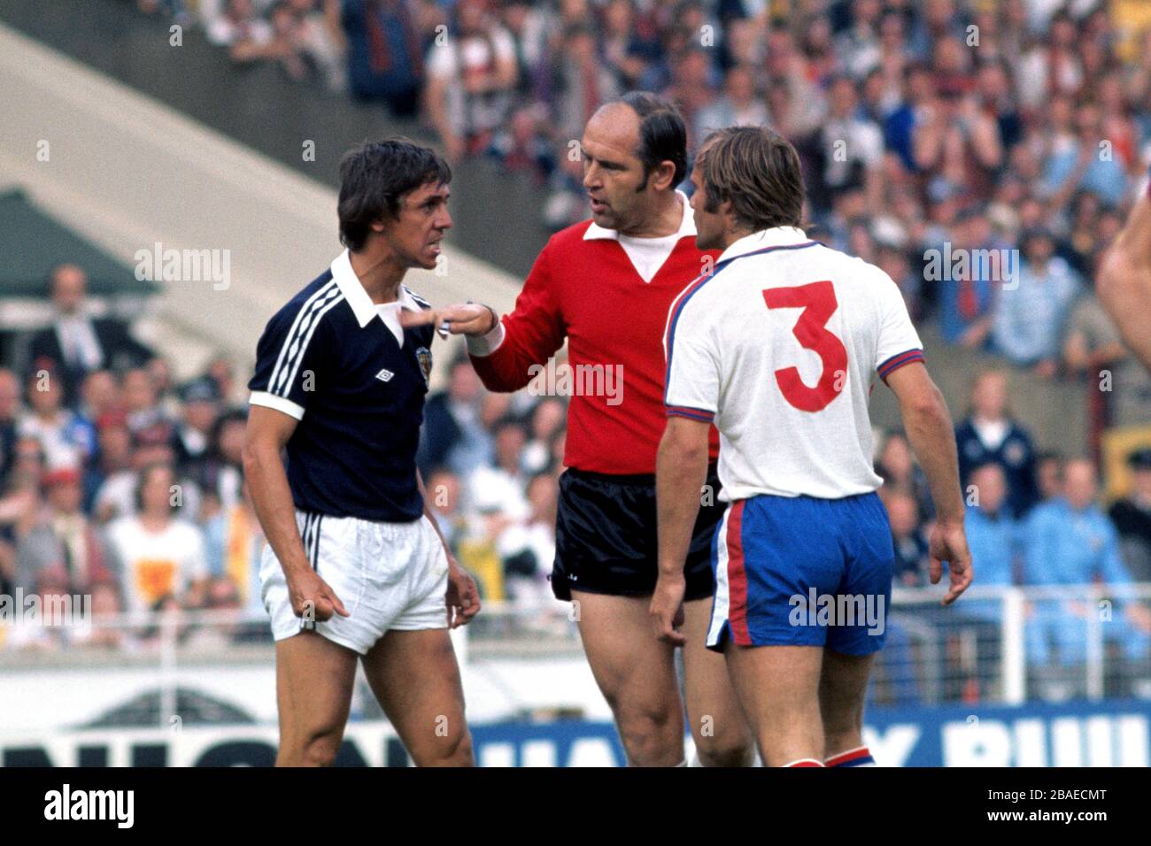 L'arbitre Karoly Palotai (c) sépare Don Masson (l) de l'Écosse et Mick Mills (r) de l'Angleterre en s'Square l'un de l'autre Banque D'Images