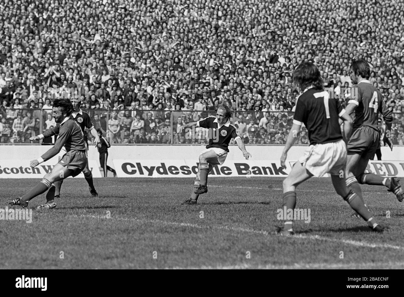 Le moulin Archie Gemmill d'Écosse (c) tire l'objectif d'ouverture après Peter Scott (l) d'Irlande du Nord, suivi par le coéquipier Kenny Dalglish (second l) et Chris Nichols (r) d'Irlande du Nord Banque D'Images