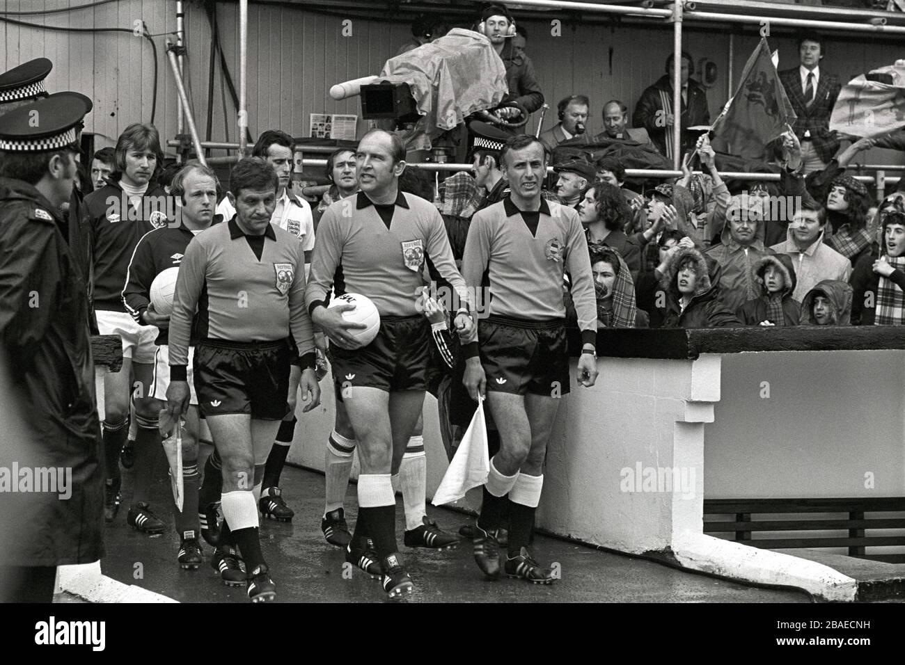 L'arbitre Karoly Palotai (second r) dirige les équipes, suivi du capitaine écossais Archie Gemmill (second l) et gardien de but Alan Rough (l) Banque D'Images