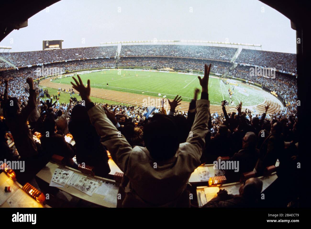 Les fans de l'Argentine se réjouissent de la victoire finale de leur coup de sifflet sur leur victoire de 3-1 Banque D'Images