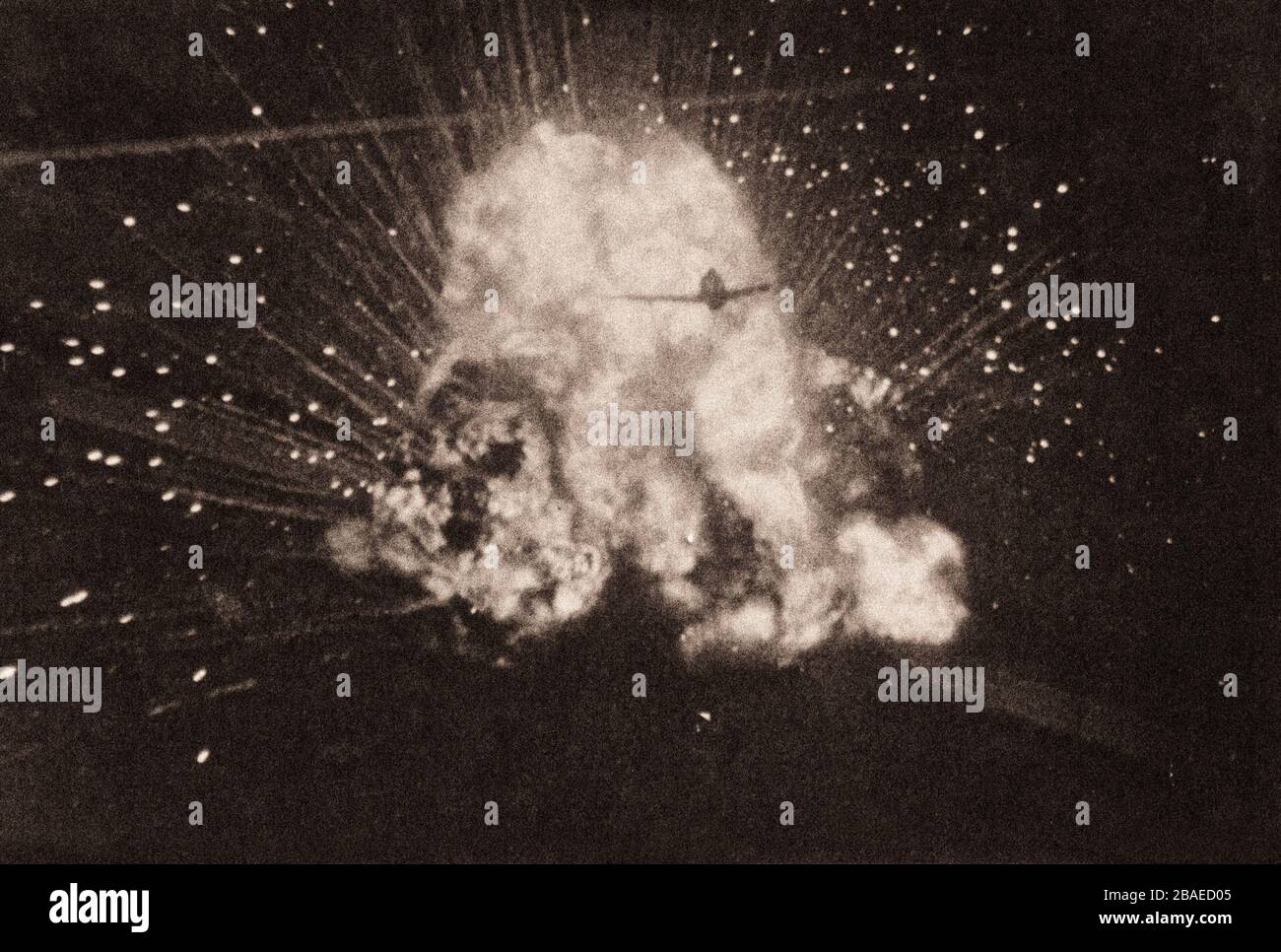 Photo rétro de la République américaine P-47 Thunderbolt bombarde un convoi allemand en France pendant la bataille de Normandie. 1944 Banque D'Images