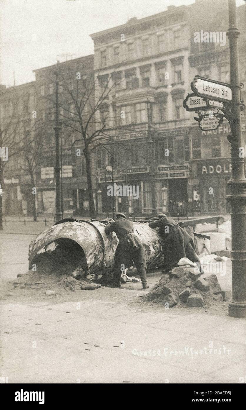 Lutte de rue à Berlin pendant la révolution de janvier. Allemagne. 1919 Banque D'Images