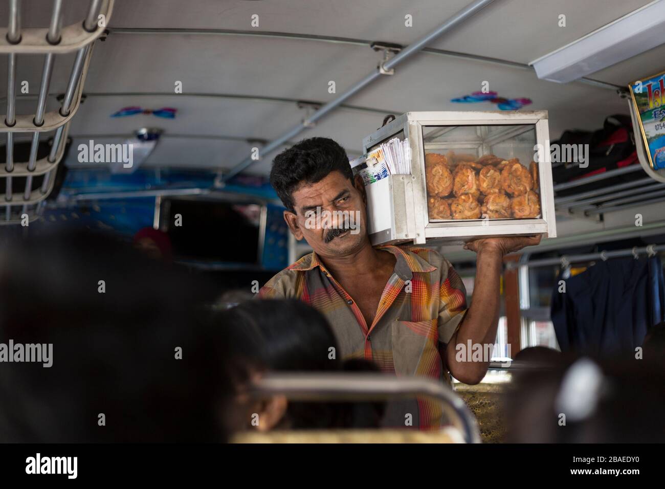L'homme a un bus à Kandy pour vendre des collations, Sri Lanka Banque D'Images