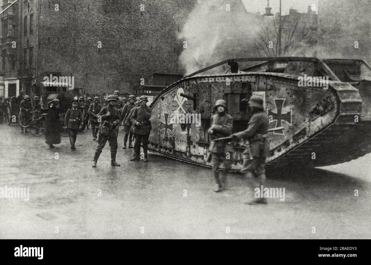 Lutte de rue à Berlin pendant la révolution de janvier. Allemagne. 1919 Banque D'Images