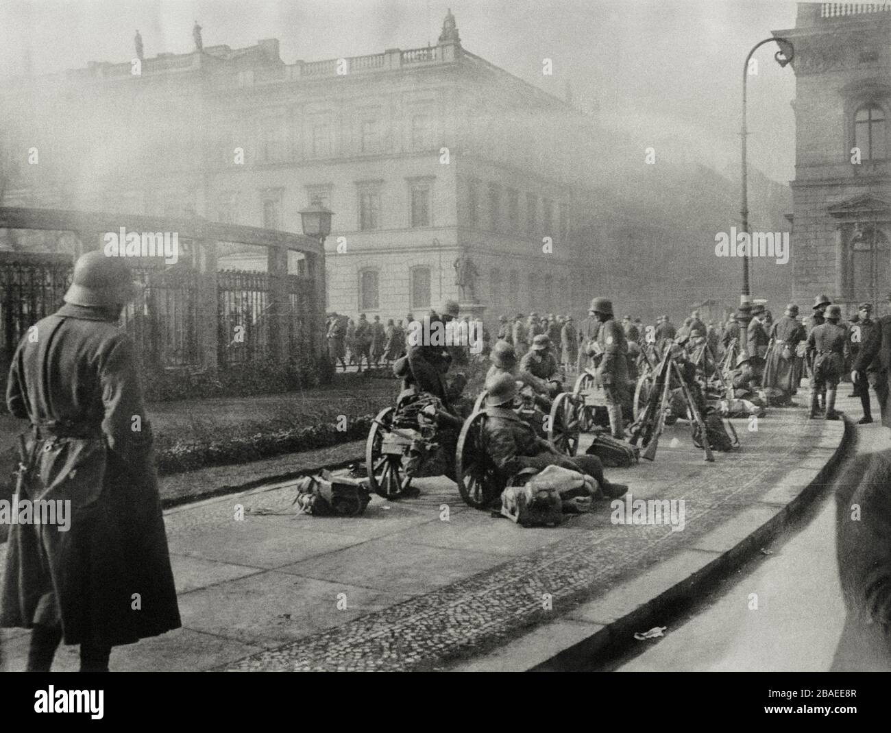 Ancienne photo de la révolution à Berlin, soldats avec mitrailleuses dans les rues de Berlin. 1919 Banque D'Images
