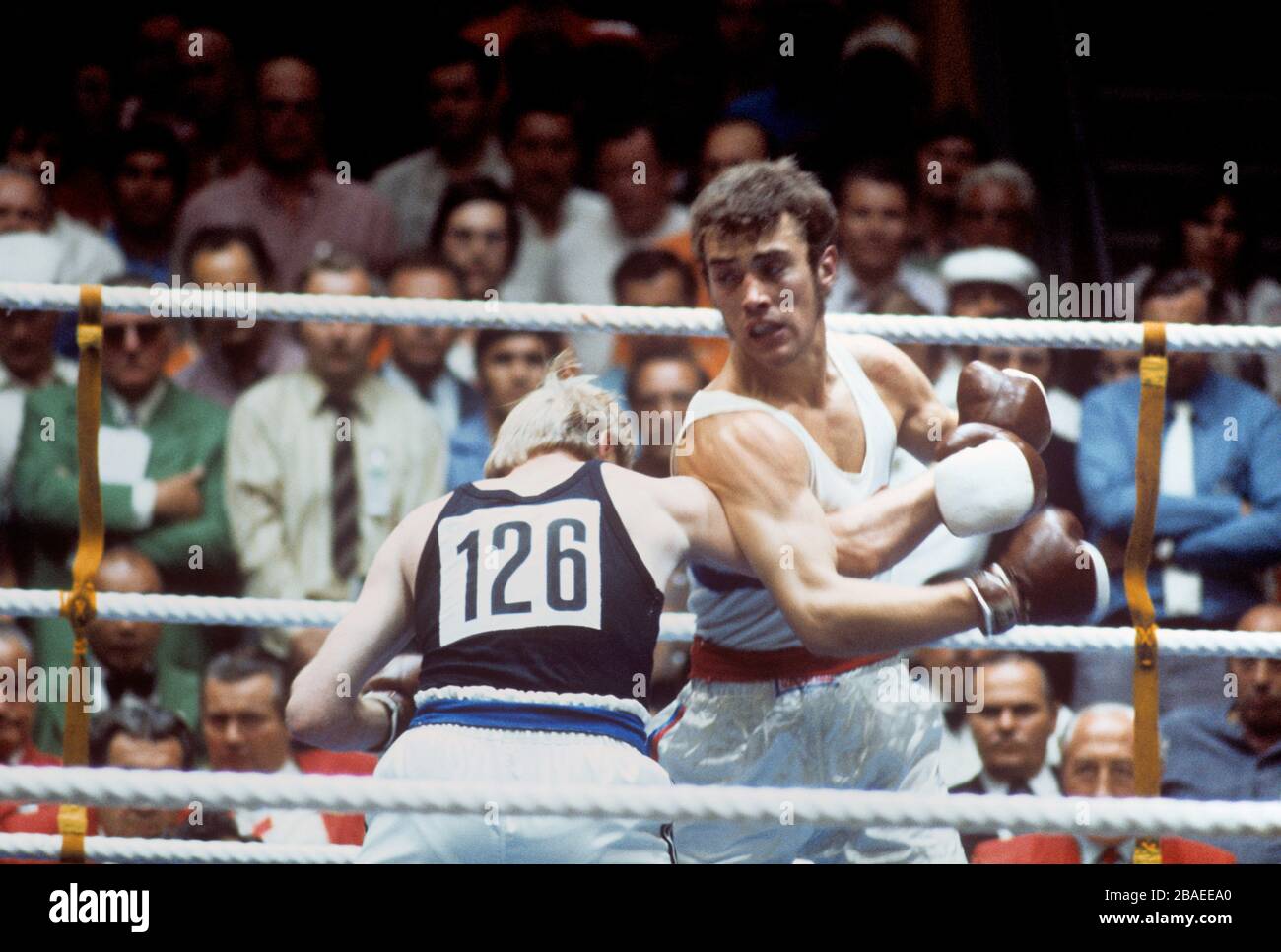 Alan Minter (r), de Grande-Bretagne, en action lors de sa perte semi-finale à Dieter Kottysch (l), en Allemagne de l'Ouest. Alan Minter a remporté la médaille de bronze. Banque D'Images
