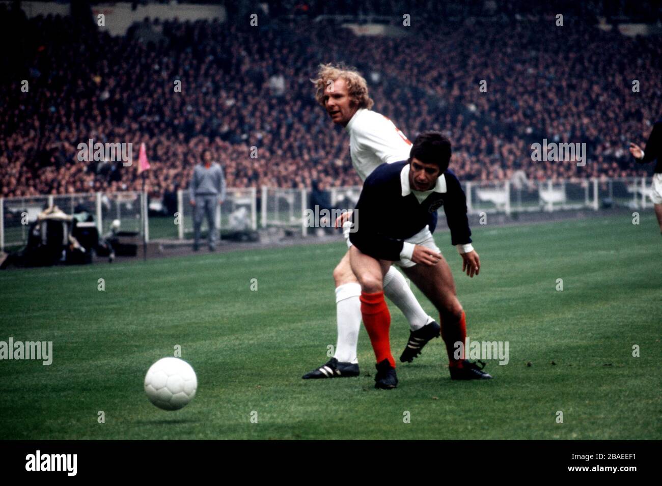 L-R : Bobby Moore Angleterre et Willie Morgan Ecosse Banque D'Images