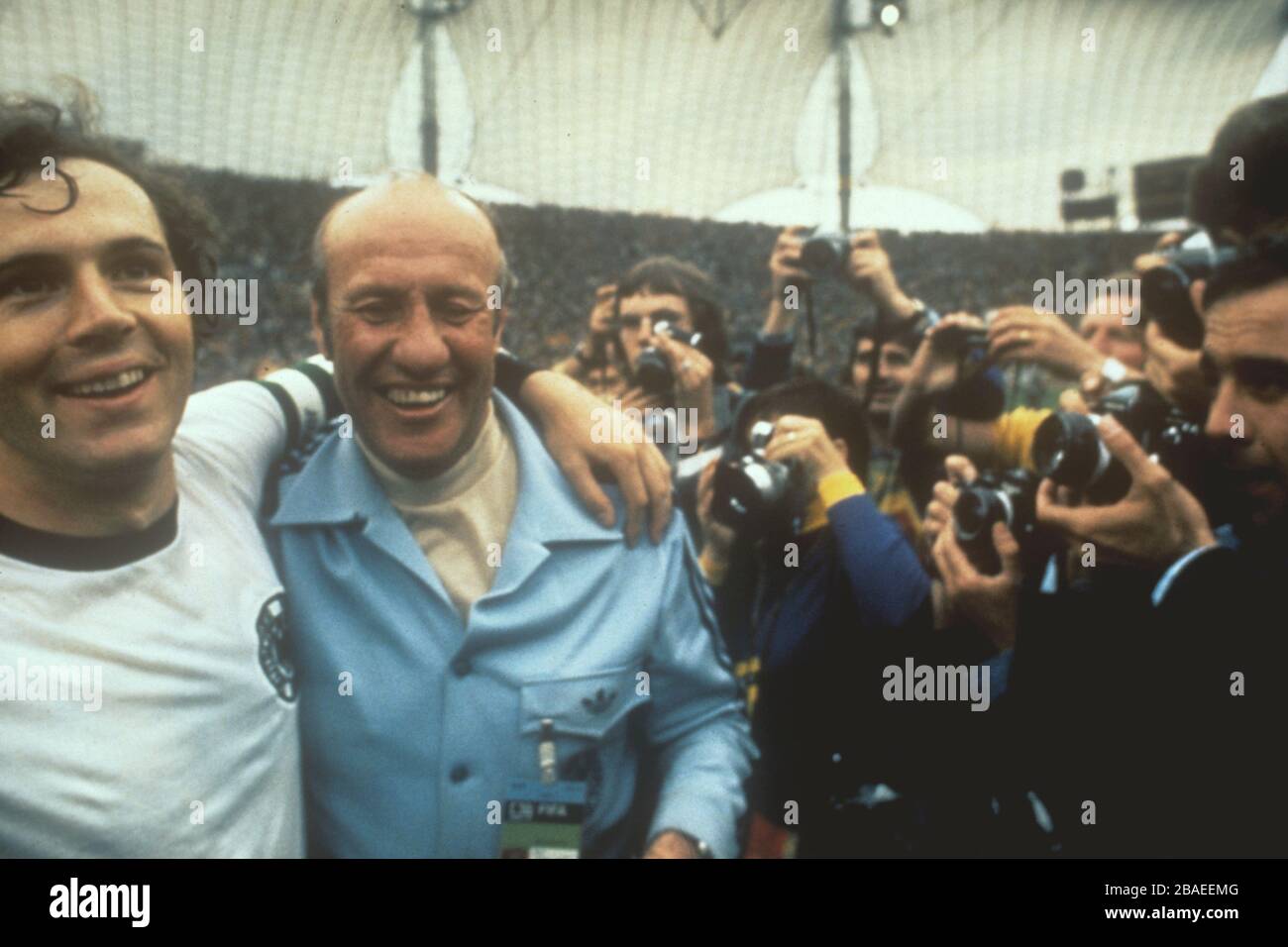 Helmut Schon (r), le Manager de l'Allemagne de l'Ouest, et Franz Beckenbauer célèbrent la victoire de l'équipe sur les Pays-Bas lors de la finale de la coupe du monde. Banque D'Images