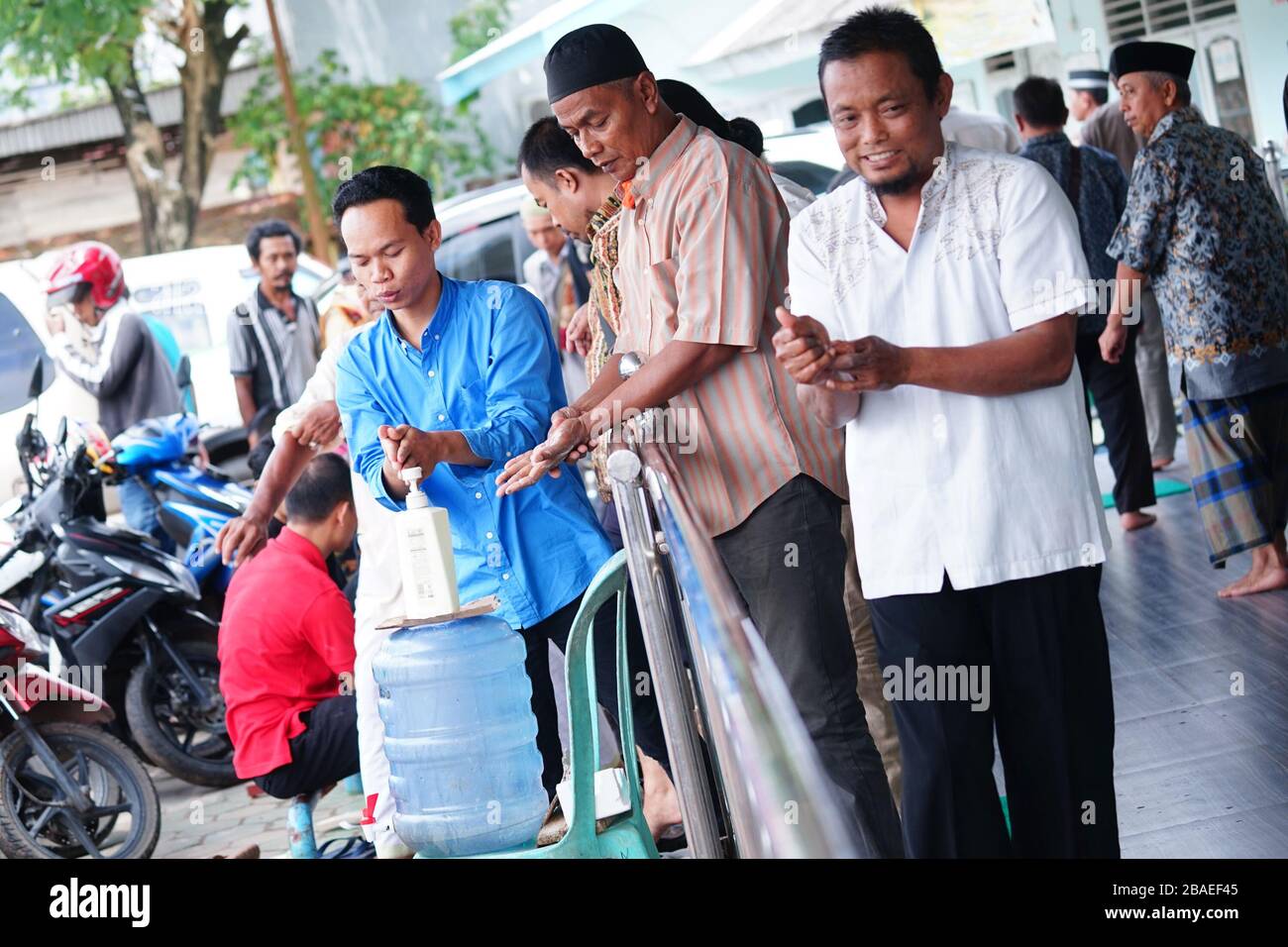 Palembang, Indonésie. 27 mars 2020. Les musulmans adorent à la mosquée de Palembang, en Indonésie, le vendredi 27 mars 2020. Quand les craintes d'une pandémie de coronavirus sont craintes. Sur la base des données du gouvernement indonésien, il y a eu 1 046 cas de coronavirus et 87 décès en Indonésie. (Photo de Sigit Prasetya/INA photo Agency/Sipa USA) crédit: SIPA USA/Alay Live News Banque D'Images