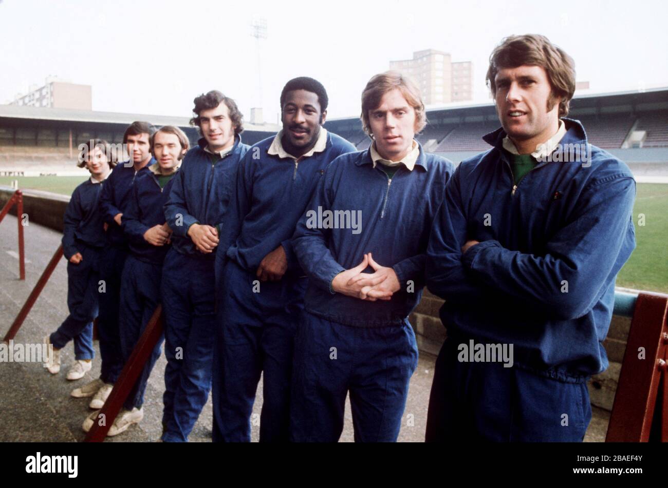 (r-l) Geoff Hurst, Harry Redknapp, Clyde Best, Trevor Brooking, Bryan (Pop) Robson, Ronnie Boyce et John Ayris s'alignent sur les terrasses du parc Upton Banque D'Images