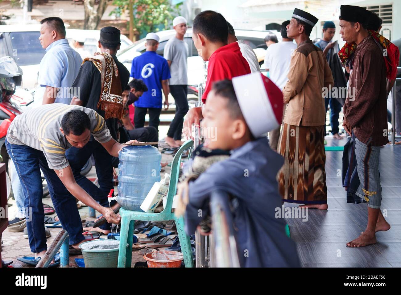 Palembang, Indonésie. 27 mars 2020. Les musulmans adorent à la mosquée de Palembang, en Indonésie, le vendredi 27 mars 2020. Quand les craintes d'une pandémie de coronavirus sont craintes. Sur la base des données du gouvernement indonésien, il y a eu 1 046 cas de coronavirus et 87 décès en Indonésie. (Photo de Sigit Prasetya/INA photo Agency/Sipa USA) crédit: SIPA USA/Alay Live News Banque D'Images