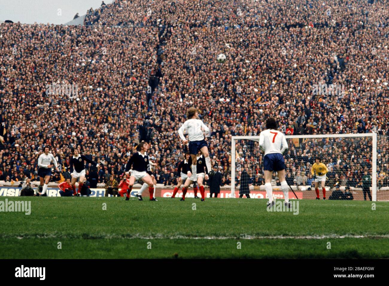 Colin Bell (troisième à droite), en Angleterre, lance le ballon, suivi par des coéquipiers Frank Worthington (à gauche) et Mick Channon (deuxième à droite), et Jim Holton (deuxième à gauche), Kenny Dalglish (troisième à gauche) et David Harvey (à droite) Banque D'Images