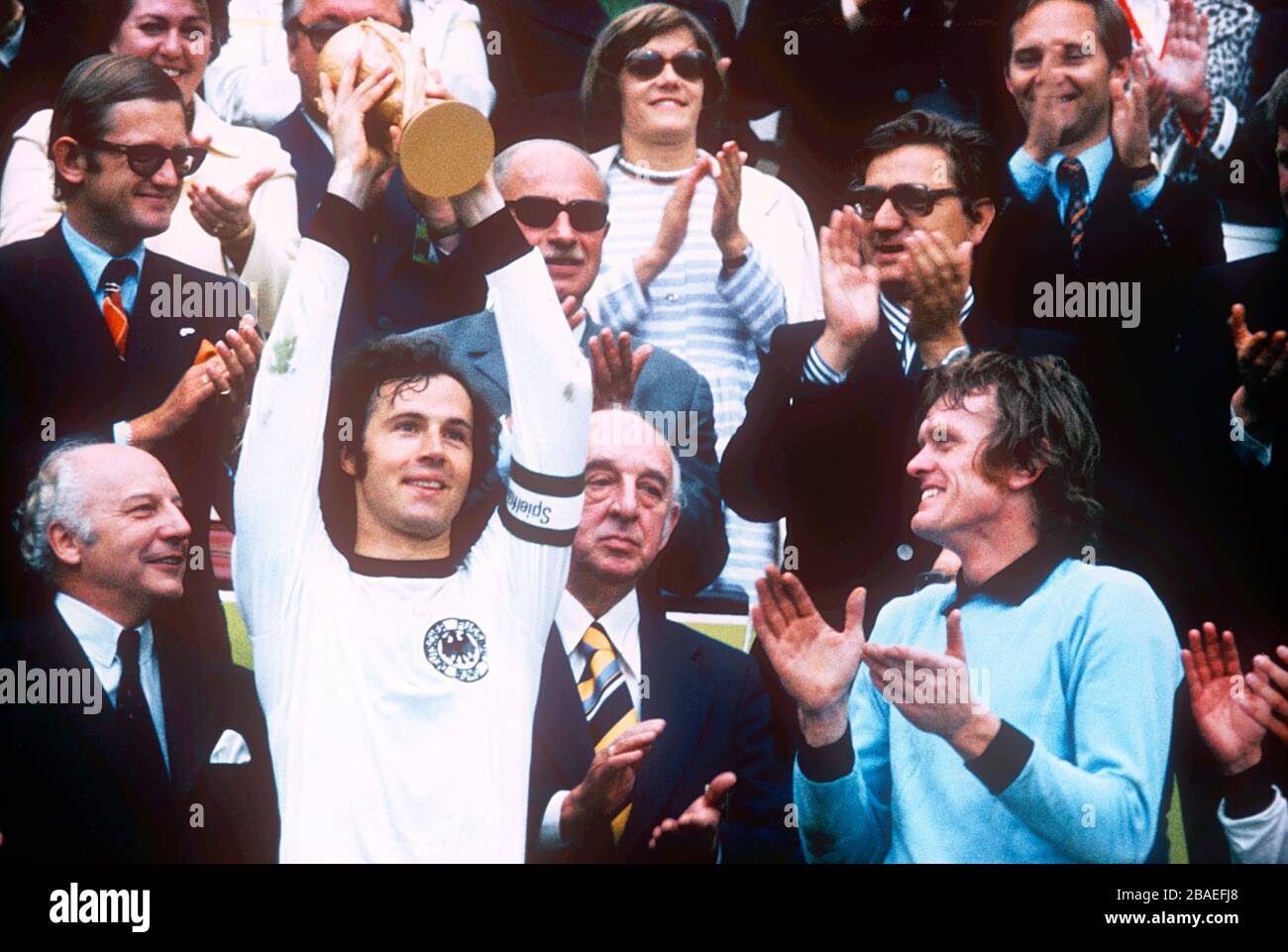 Le capitaine de l'Allemagne de l'Ouest Franz Beckenbauer (à gauche) lève la coupe du monde comme gardien de but Sepp Maier (à droite) applaudit Banque D'Images