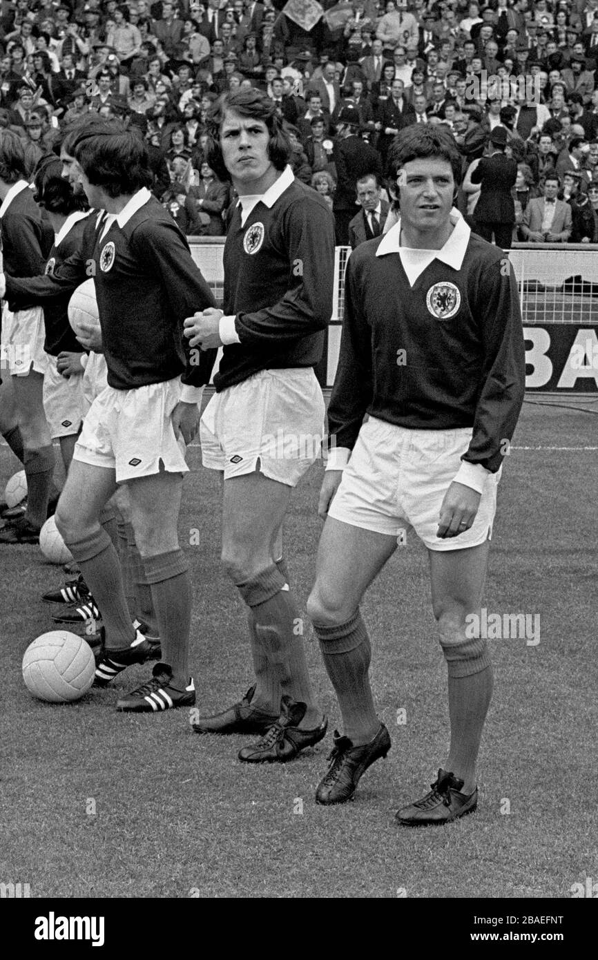 Jim Holton (l) et Willie Morgan (r) d'Écosse se sont alignés avant le match Banque D'Images