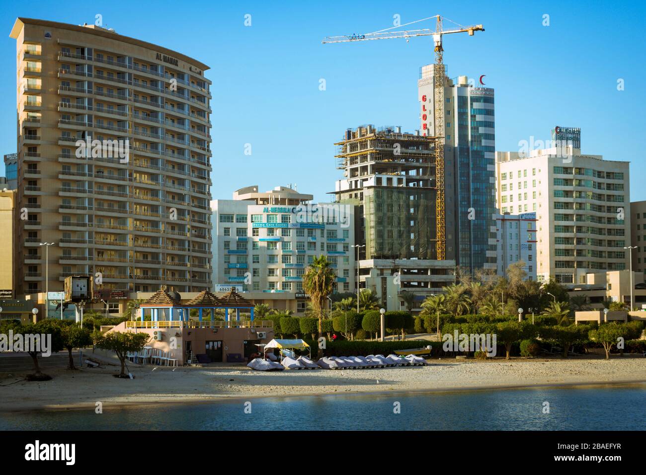 Bneid Al-Gar, Koweït, 21-11-2019 - hôpitaux et cliniques alignés sur la route du Golfe, santé, bateaux à moteur stationnés sur la plage Banque D'Images