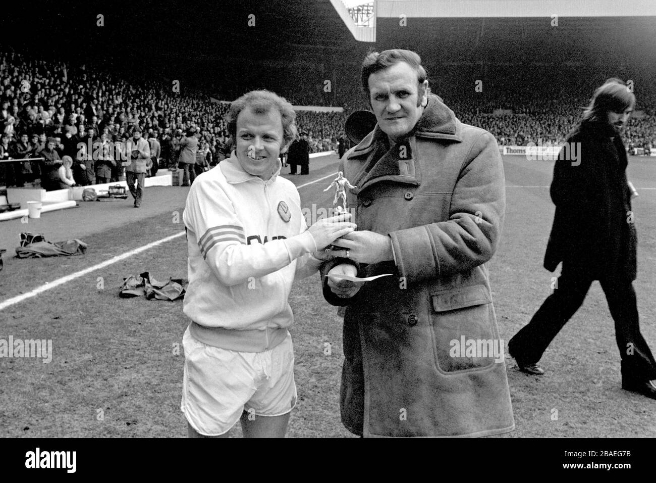 Le directeur général de Leeds, Don Revie (r), remet un trophée au capitaine Billy Bremner (l) Banque D'Images